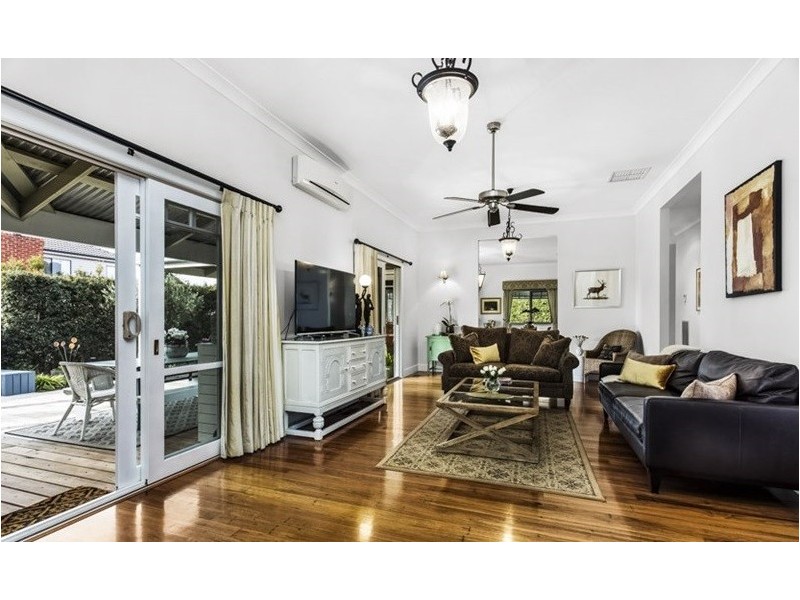 8 The Close, Caroline Springs VIC 3023