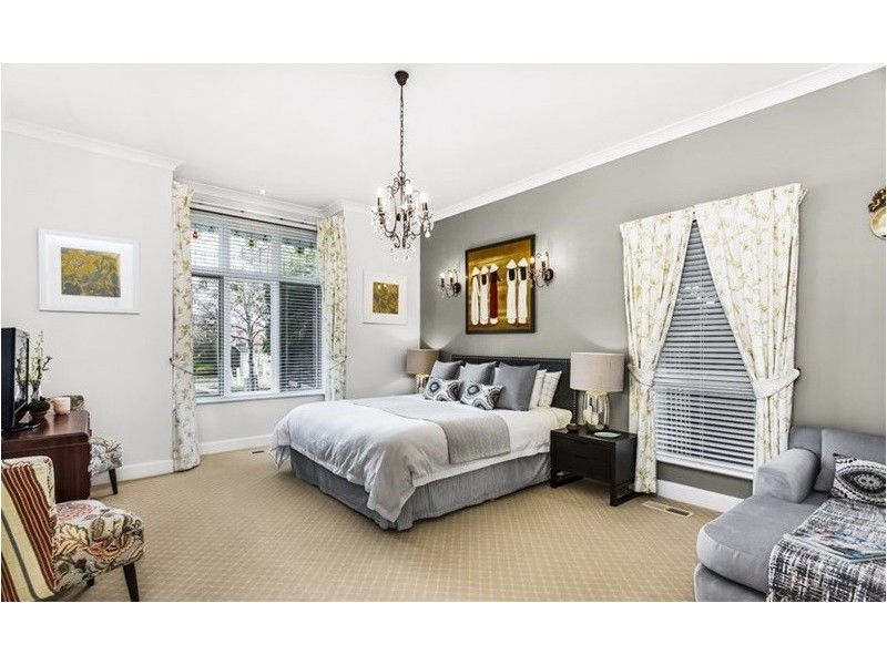 8 The Close, Caroline Springs VIC 3023