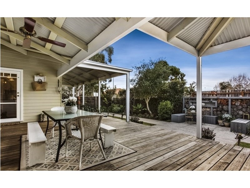 8 The Close, Caroline Springs VIC 3023