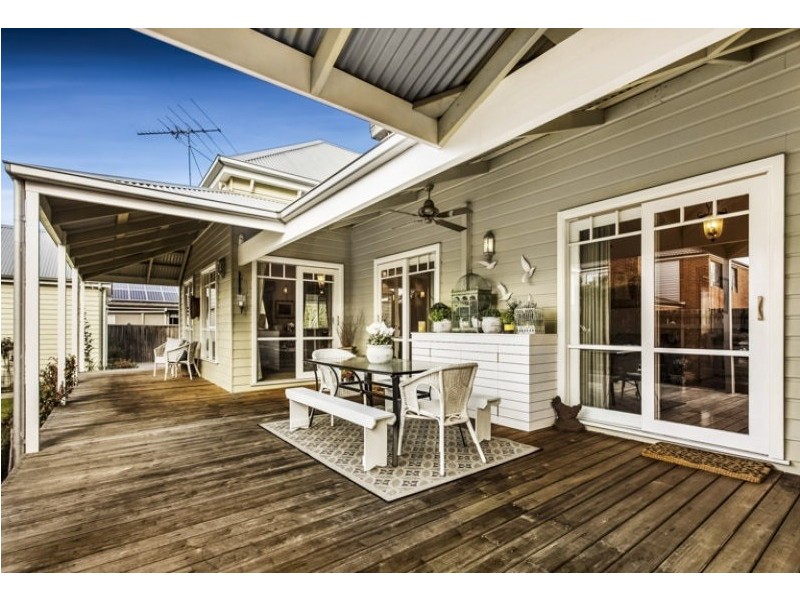 8 The Close, Caroline Springs VIC 3023