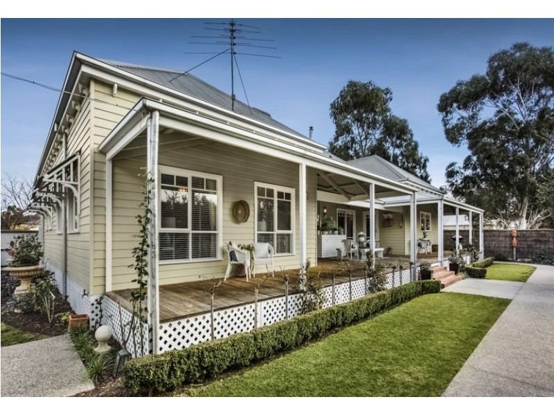 8 The Close, Caroline Springs VIC 3023