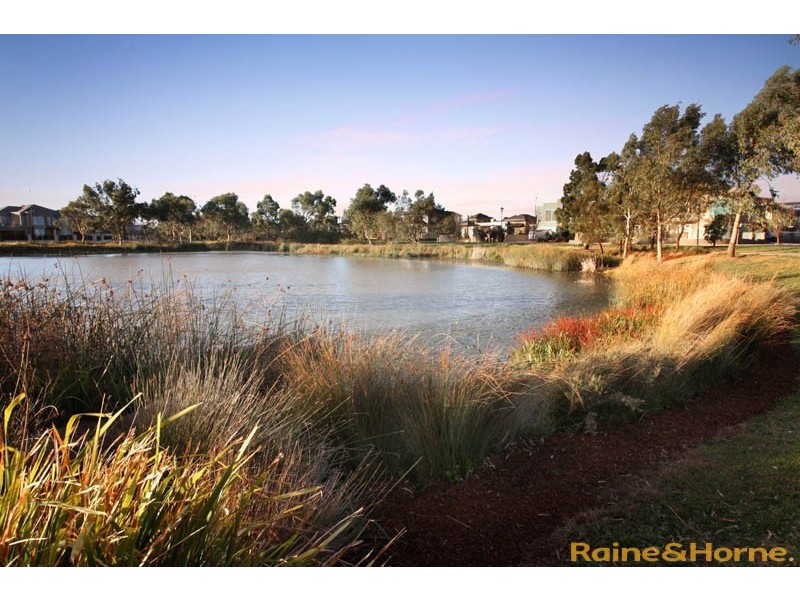 8 The Close, Caroline Springs VIC 3023