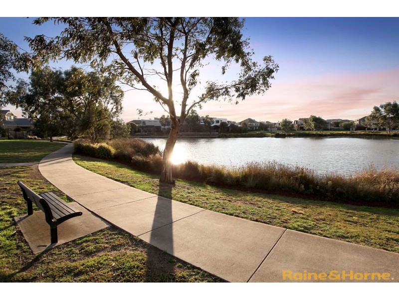 8 The Close, Caroline Springs VIC 3023