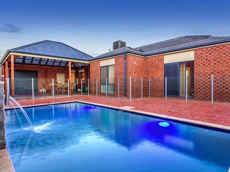 9 Barringo Way, Caroline Springs VIC 3023