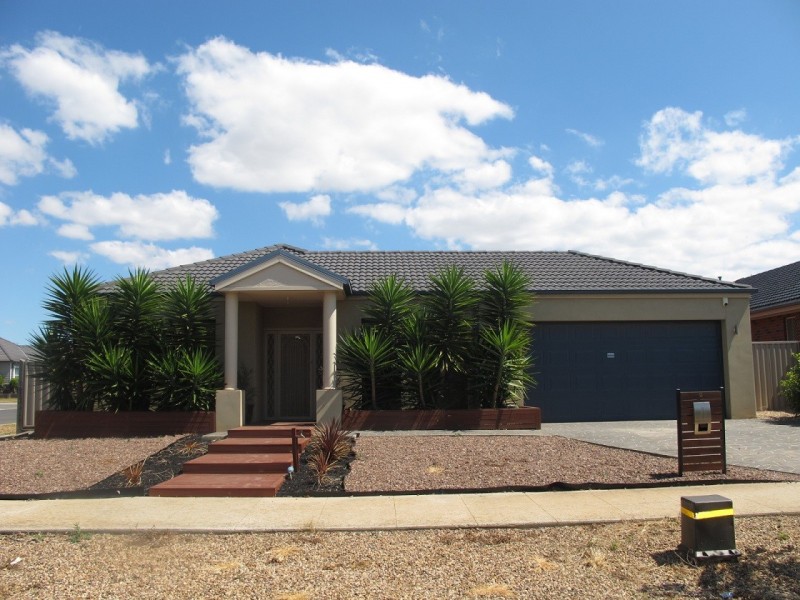 9 Barringo Way, Caroline Springs VIC 3023