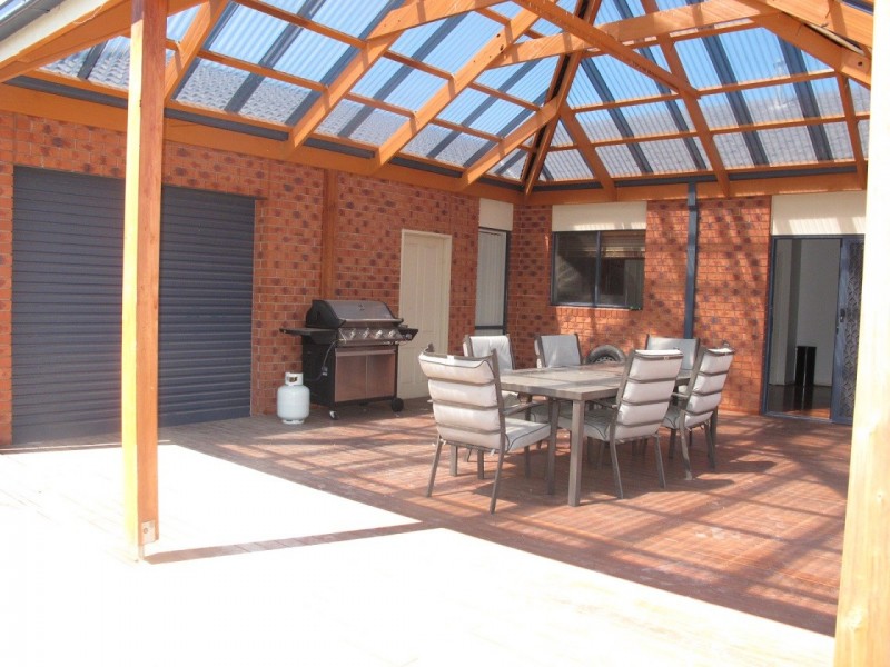 9 Barringo Way, Caroline Springs VIC 3023