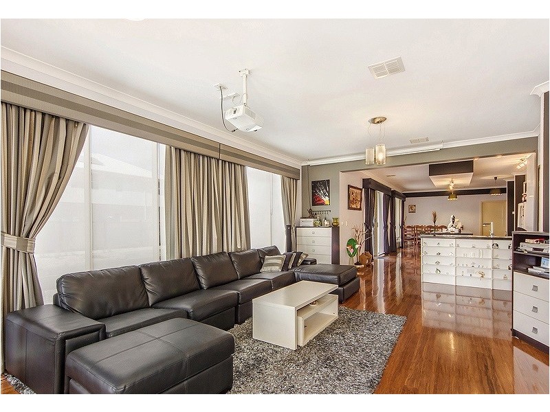 16 Brunton Avenue, Caroline Springs VIC 3023