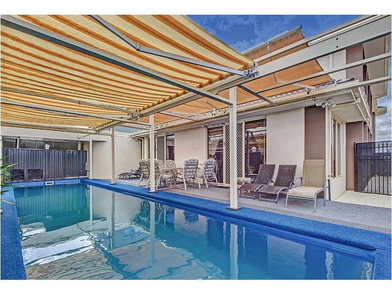 16 Brunton Avenue, Caroline Springs VIC 3023