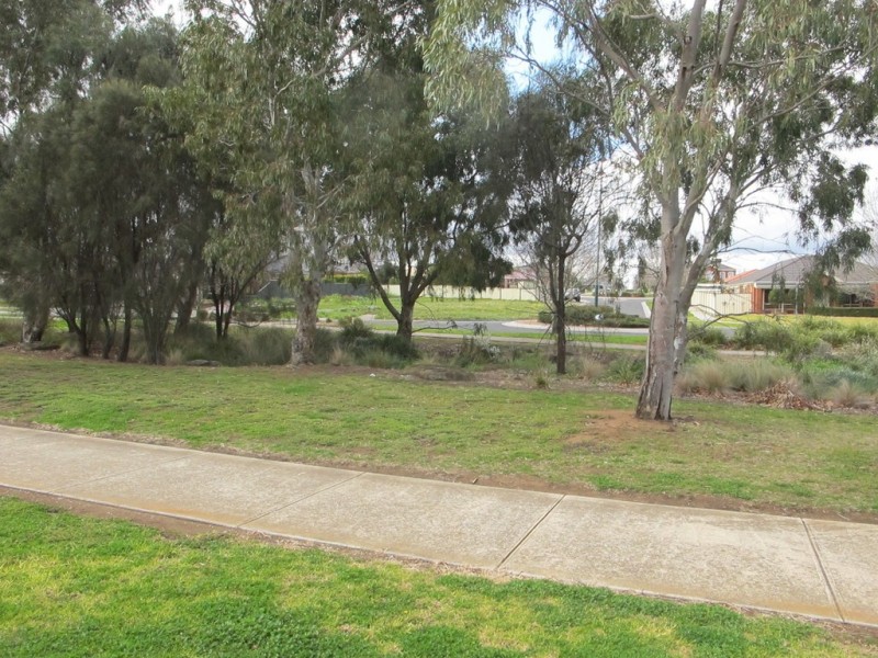 2 Highbury Drive, Hillside VIC 3037