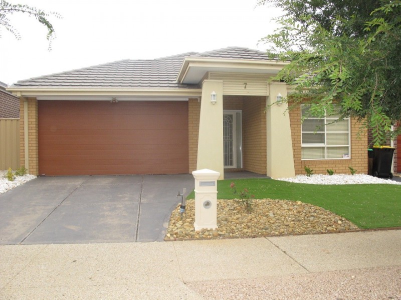 7 Stradbroke Gardens, Caroline Springs VIC 3023