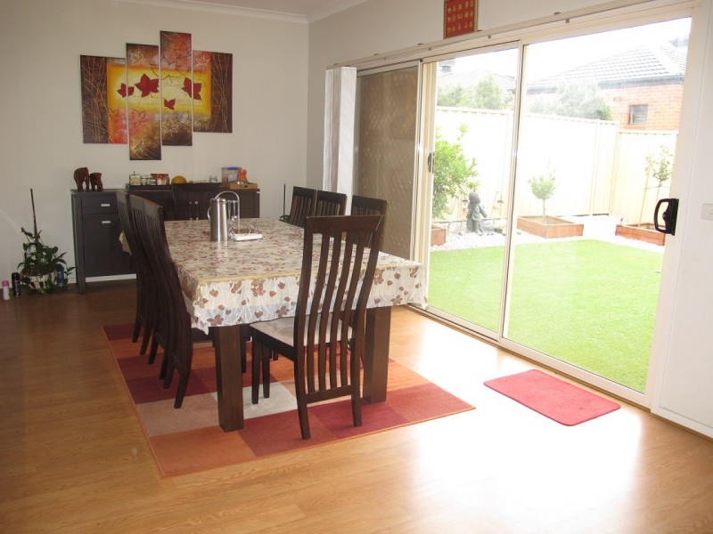 7 Stradbroke Gardens, Caroline Springs VIC 3023