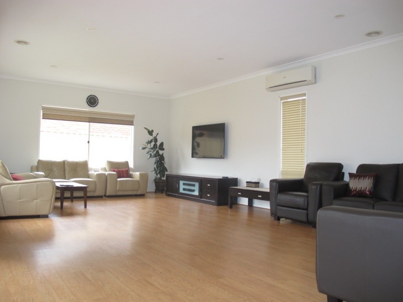 7 Stradbroke Gardens, Caroline Springs VIC 3023