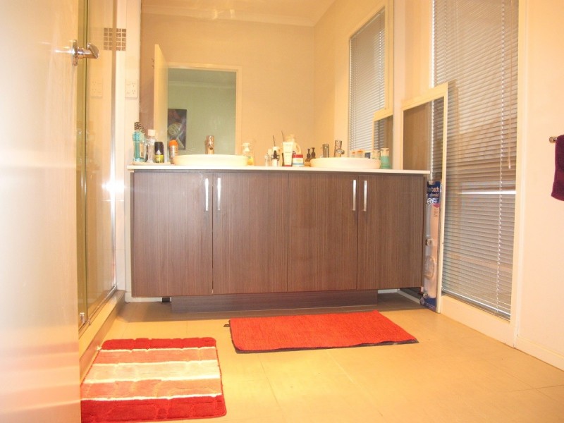 7 Stradbroke Gardens, Caroline Springs VIC 3023