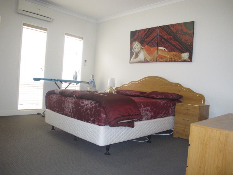 7 Stradbroke Gardens, Caroline Springs VIC 3023