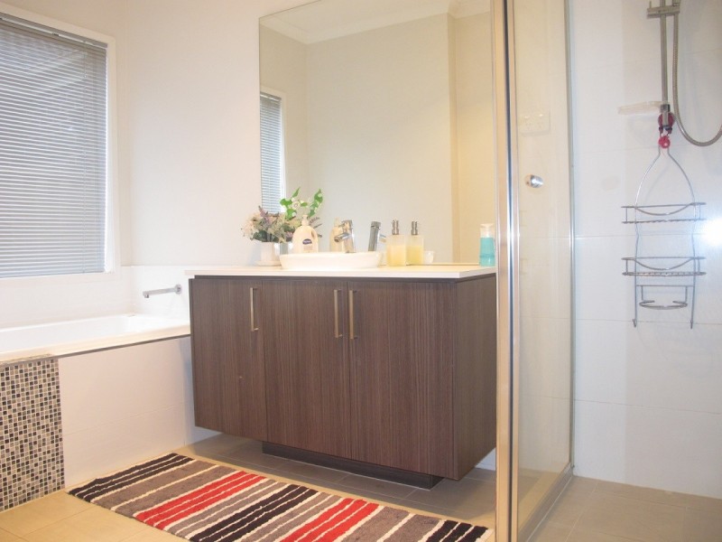 7 Stradbroke Gardens, Caroline Springs VIC 3023