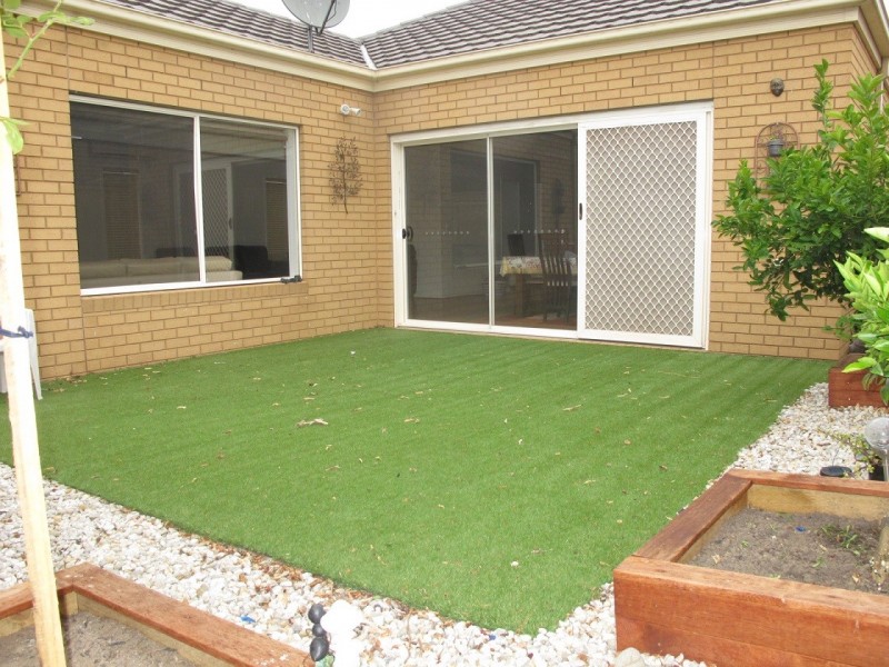 7 Stradbroke Gardens, Caroline Springs VIC 3023