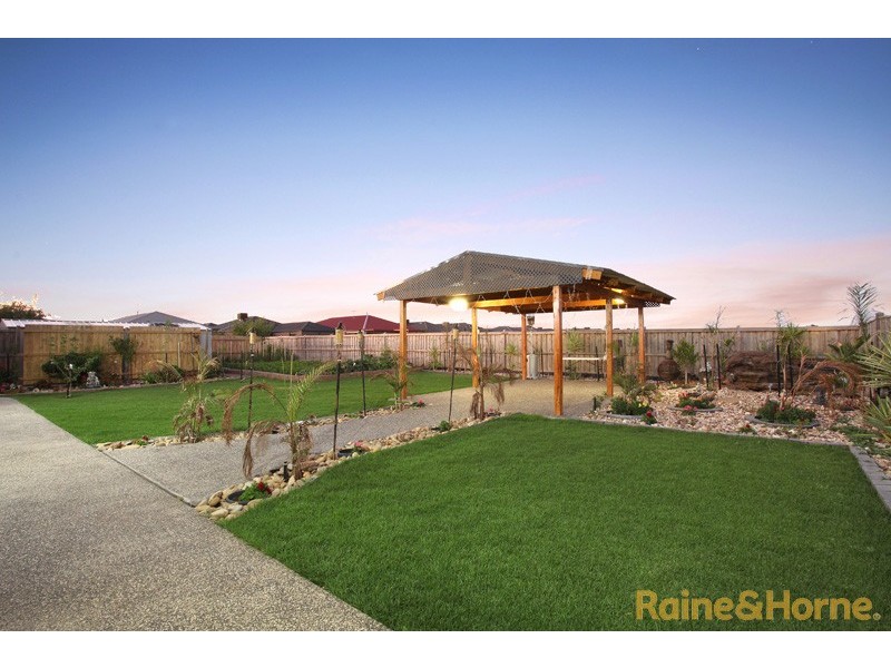 6 Nantha Way, Brookfield VIC 3338