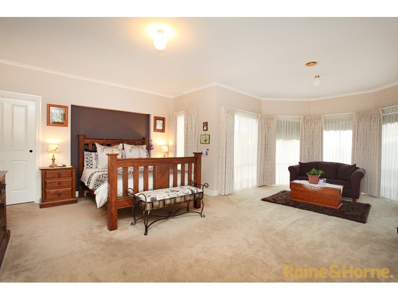 24 Castlewellan Blvd, Hillside VIC 3037