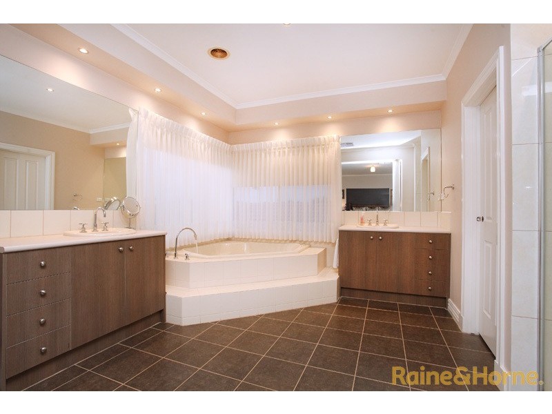 24 Castlewellan Blvd, Hillside VIC 3037