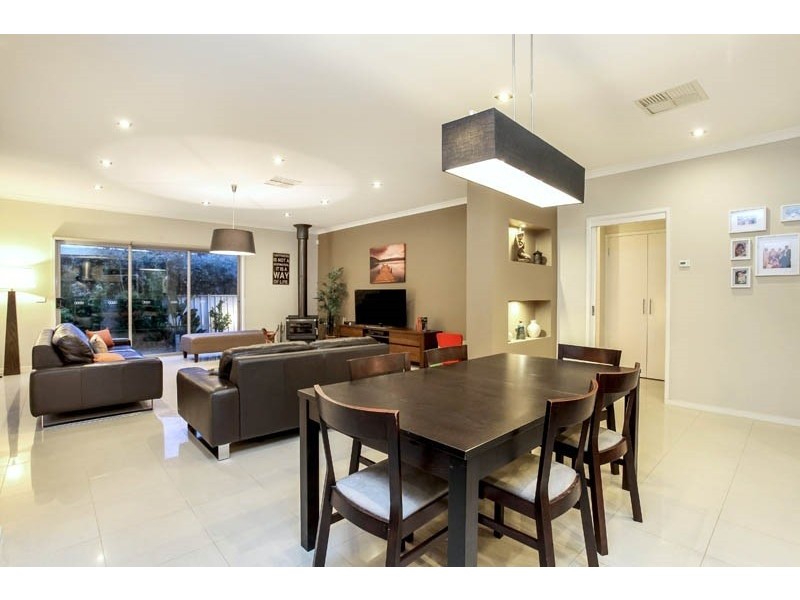 6 Wartook Glade, Caroline Springs VIC 3023