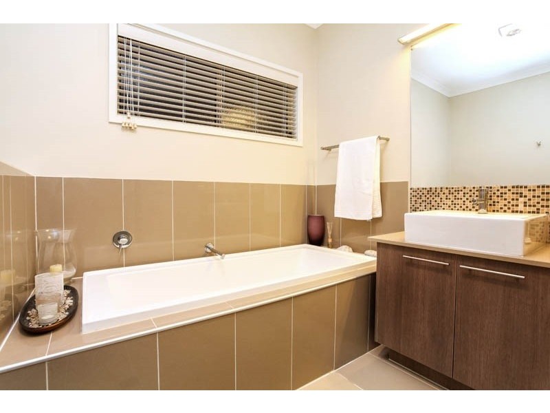 6 Wartook Glade, Caroline Springs VIC 3023