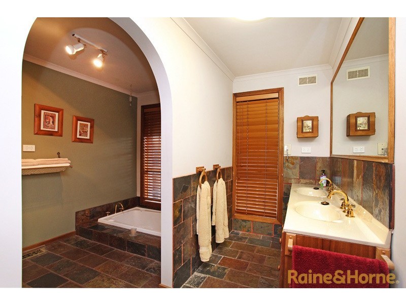 9 Goldsworthy Court, Kings Park VIC 3021