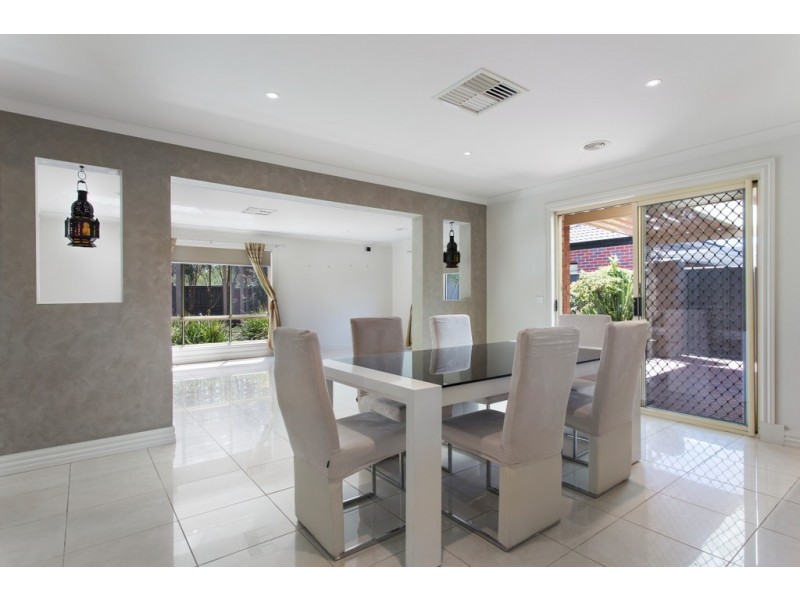 5 Cassan Way, Caroline Springs VIC 3023