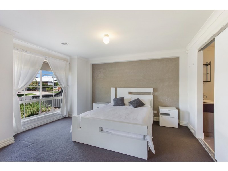 5 Cassan Way, Caroline Springs VIC 3023
