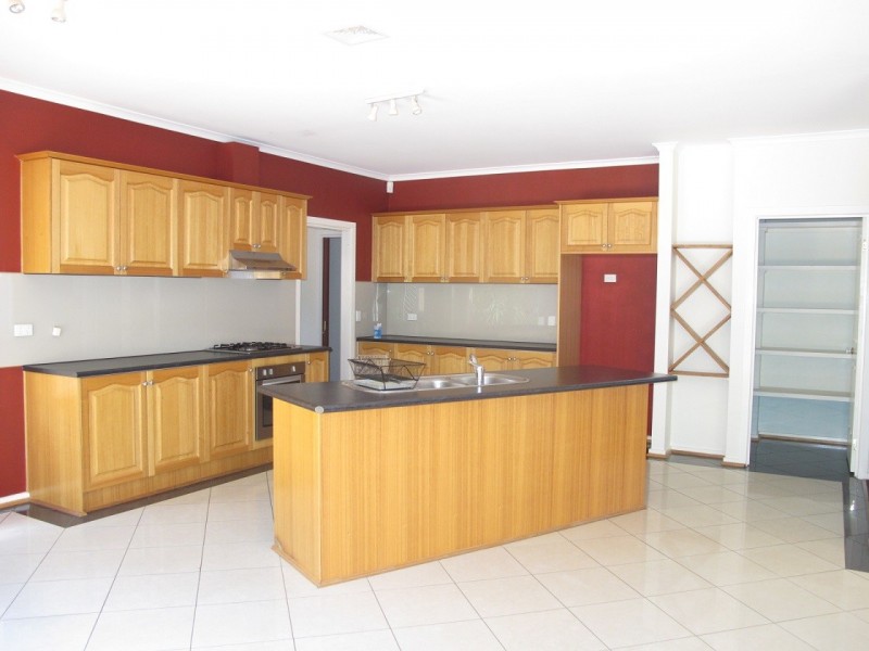 11 Ranmore Grove, Caroline Springs VIC 3023