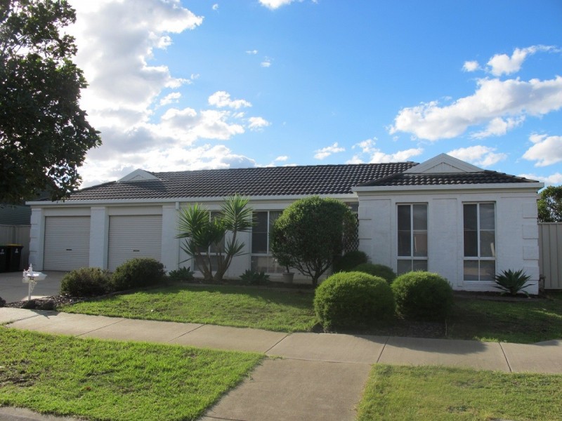 5 Stoneman Turn, Caroline Springs VIC 3023