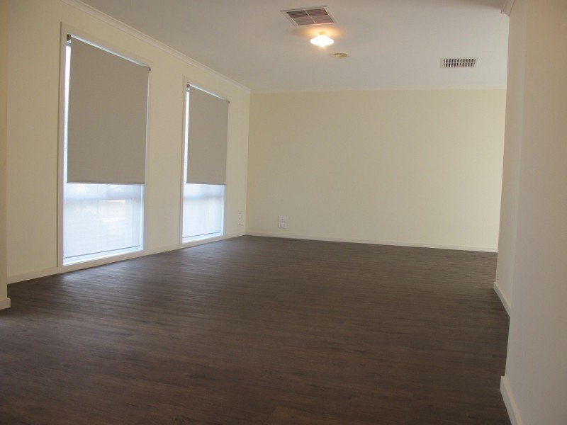 5 Stoneman Turn, Caroline Springs VIC 3023