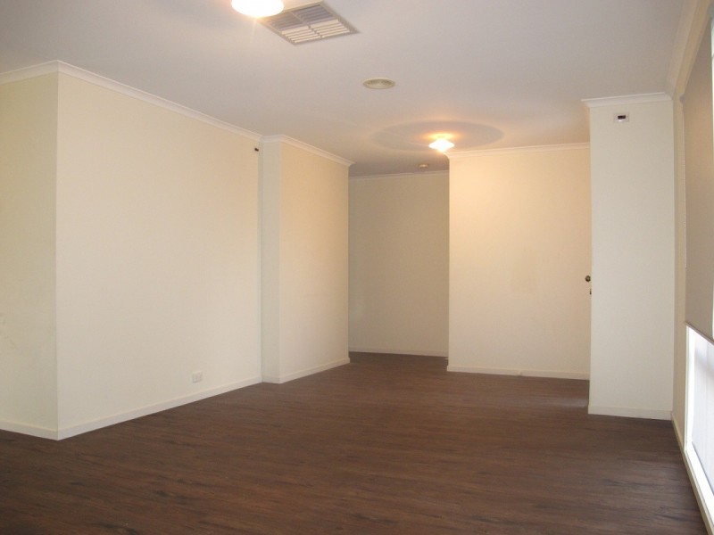 5 Stoneman Turn, Caroline Springs VIC 3023