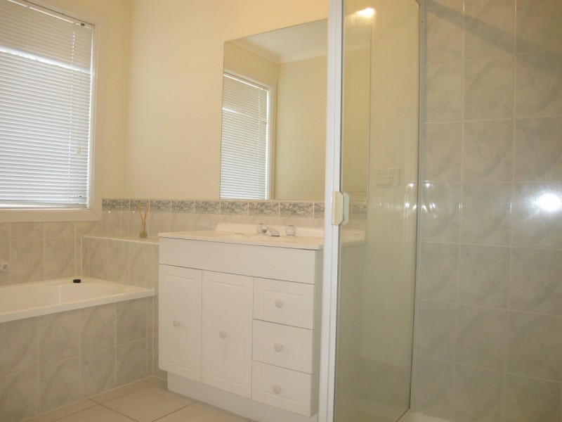 5 Stoneman Turn, Caroline Springs VIC 3023