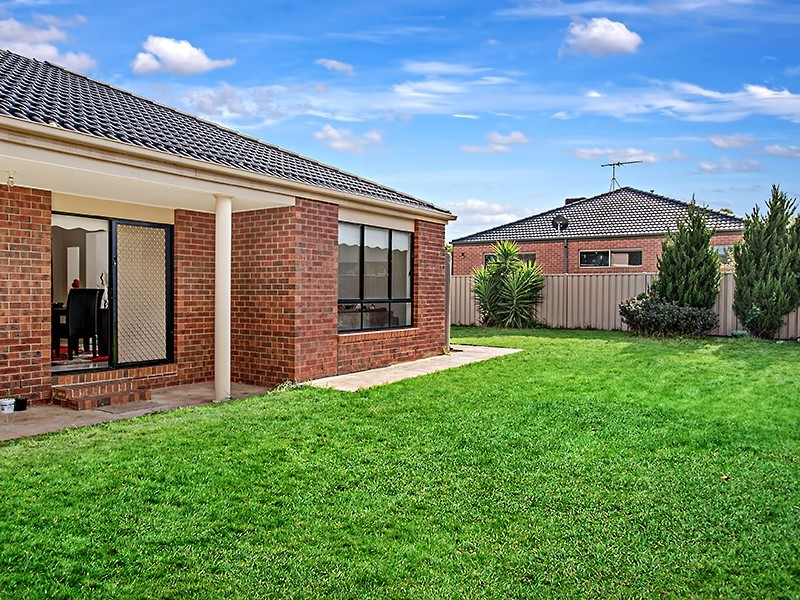 28 Gisborne Way, Caroline Springs VIC 3023