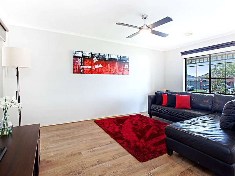 33 Klippel Way, Caroline Springs VIC 3023