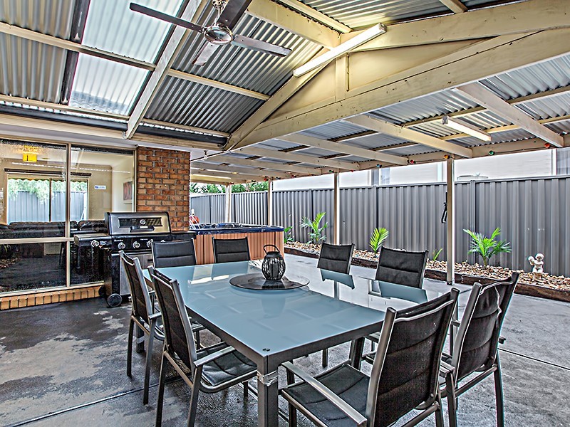 33 Klippel Way, Caroline Springs VIC 3023