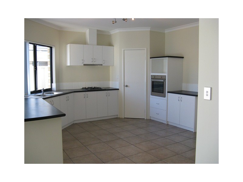 8 Lowlands Cres, Secret Harbour WA 6173