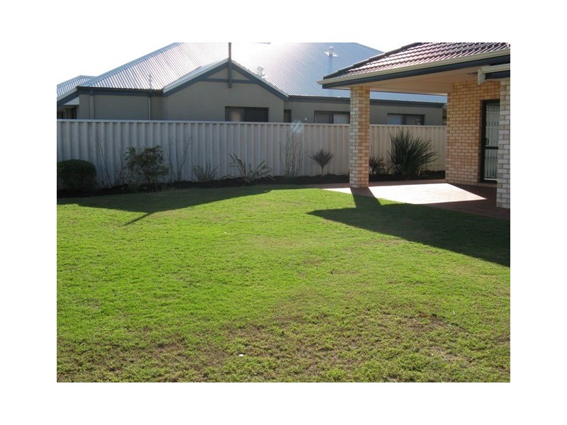 8 Lowlands Cres, Secret Harbour WA 6173