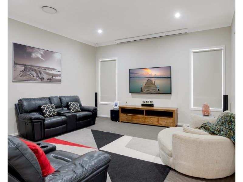 8 Pinnacle Ridge, Glenmore Park NSW 2745