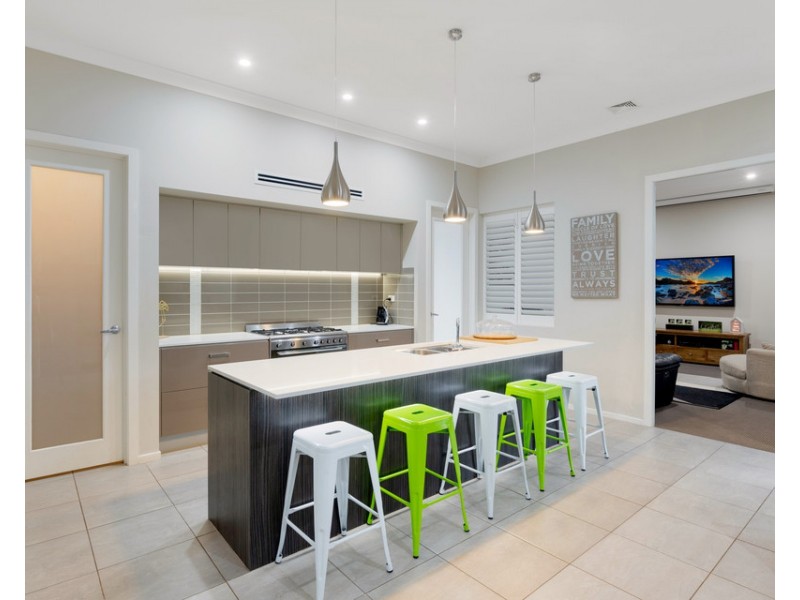 8 Pinnacle Ridge, Glenmore Park NSW 2745