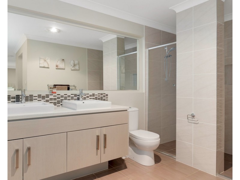 8 Pinnacle Ridge, Glenmore Park NSW 2745