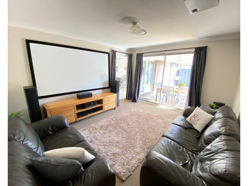 12 Nield Street, Ropes Crossing NSW 2760