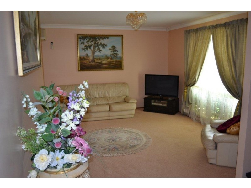 11 Magpie Place, Glenmore Park NSW 2745