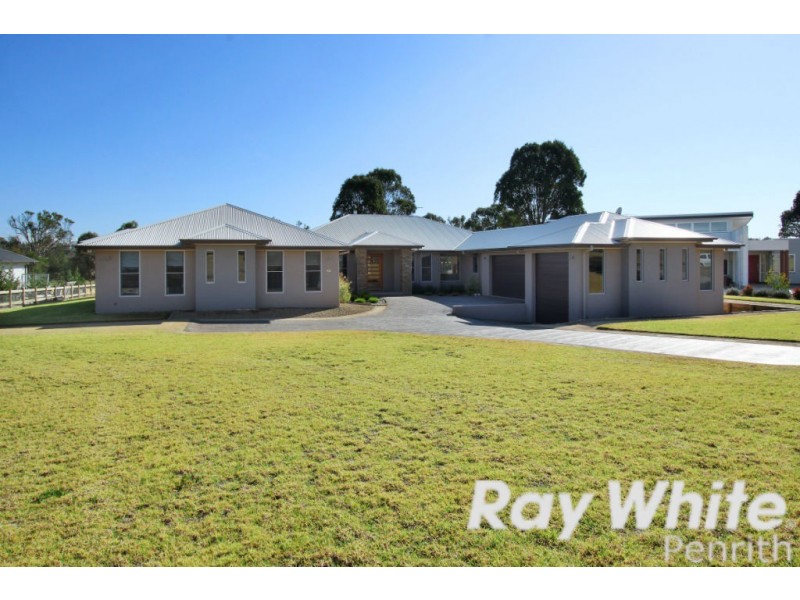 42 Twin Creeks Drive, Luddenham NSW 2745