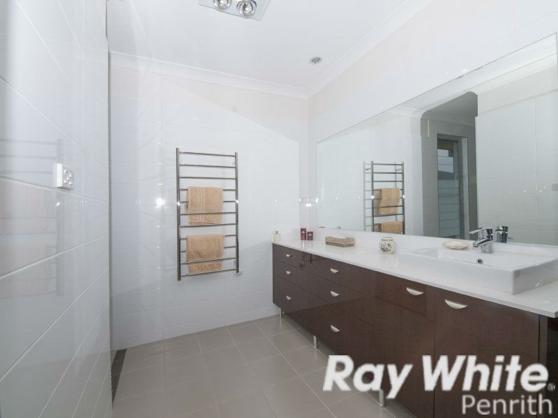 42 Twin Creeks Drive, Luddenham NSW 2745