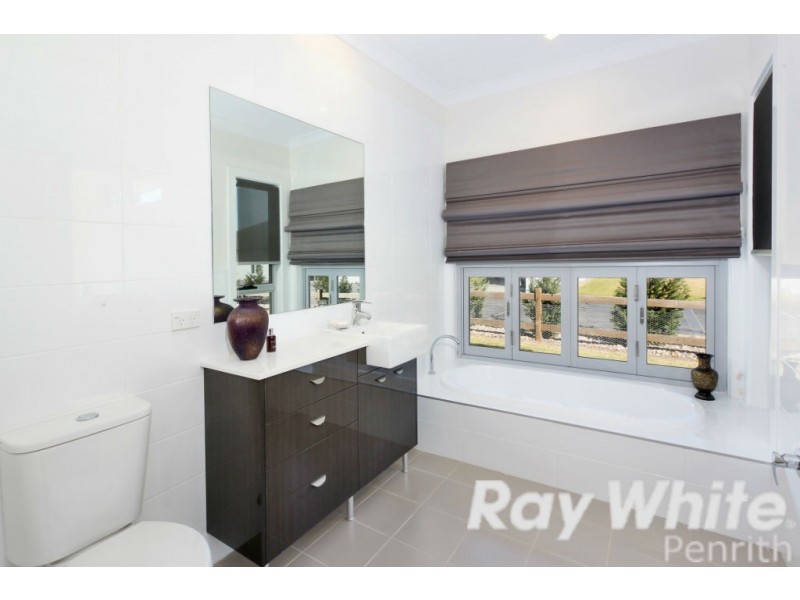 42 Twin Creeks Drive, Luddenham NSW 2745