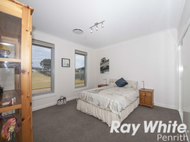 42 Twin Creeks Drive, Luddenham NSW 2745