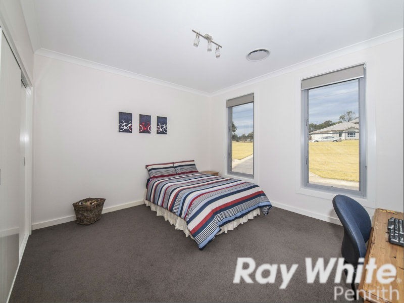 42 Twin Creeks Drive, Luddenham NSW 2745