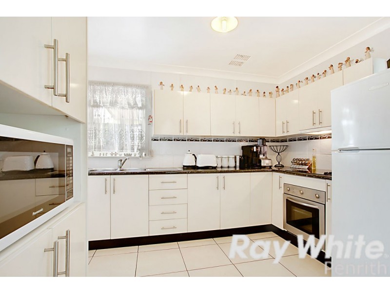 40 Sandakan Crescent, Lethbridge Park NSW 2770