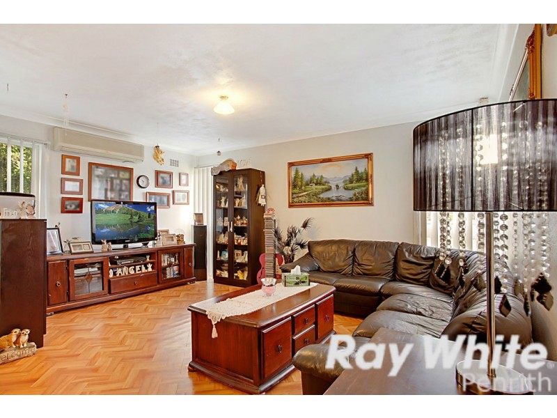 40 Sandakan Crescent, Lethbridge Park NSW 2770